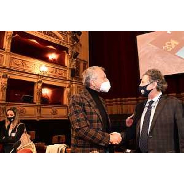 Il presidente del Cr Fvg, Piero Mauro Zanin, saluta il procuratore della Repubblica Antonio De Nicolo - Il presidente del Cr Fvg, Piero Mauro Zanin, saluta il procuratore della Repubblica Antonio De Nicolo 