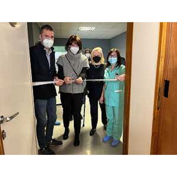 L'assessore regionale all'Istruzione, Alessia Rosolen, al taglio del nastro del nuovo spazio per la Scuola in ospedale a Pordenone - L'assessore regionale all'Istruzione, Alessia Rosolen, al taglio del nastro del nuovo spazio per la Scuola in ospedale a Pordenone