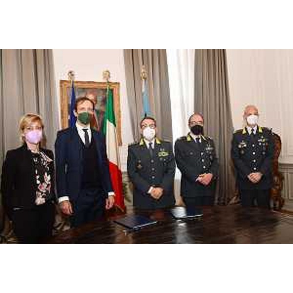 Un momento della firma dell'accordo tra Regione e Guardia di Finanza a tutela delle risorse del Pnrr - Un momento della firma dell'accordo tra Regione e Guardia di Finanza a tutela delle risorse del Pnrr