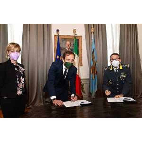 La firma da parte del governatore Fedriga e del generale Iovino dell'accordo tra Regione e Guardia di Finanza a tutela delle risorse del Pnrr - La firma da parte del governatore Fedriga e del generale Iovino dell'accordo tra Regione e Guardia di Finanza a tutela delle risorse del Pnrr