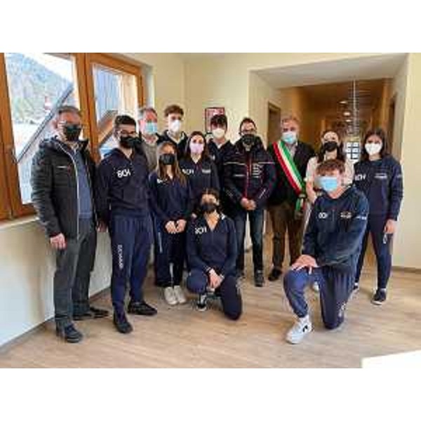 Foto di grupo degli studenti del liceo Bachmann con l'assessore regionale alle Infrastrutture Graziano Pizzimenti - Foto di grupo degli studenti del liceo Bachmann con l'assessore regionale alle Infrastrutture Graziano Pizzimenti