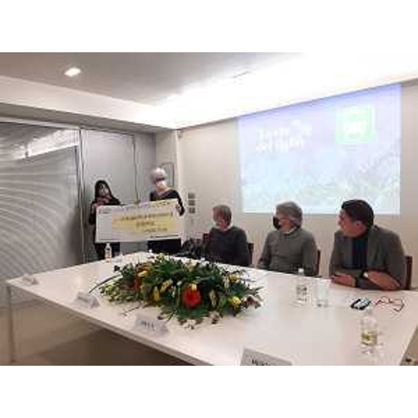 L'assessore regionale alle Attività produttive e turismo Sergio Emidio Bini a Buttrio alla consegna dell'assegno solidale all'associaizone AutoAmica presieduta da Gloria Giordano - L'assessore regionale alle Attività produttive e turismo Sergio Emidio Bini a Buttrio alla consegna dell'assegno solidale all'associaizone AutoAmica presieduta da Gloria Giordano