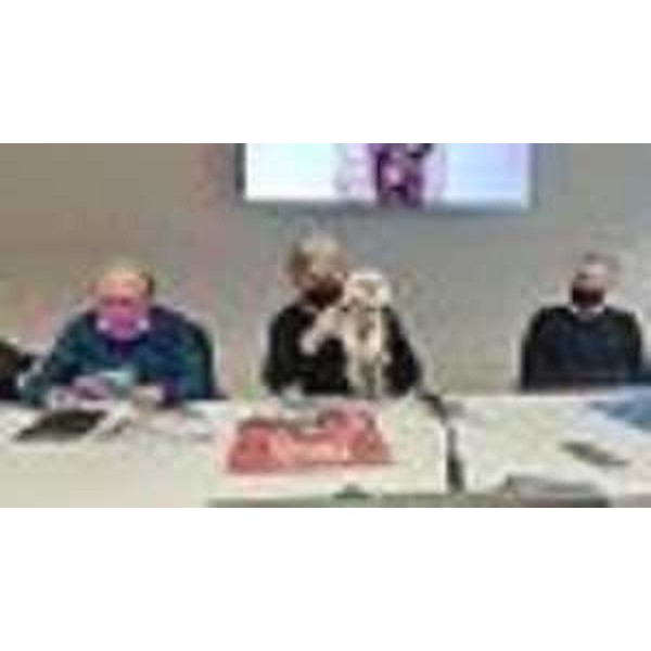 L'assessore Bini con il cagnolino mascotte Mela - L'assessore Bini con il cagnolino mascotte Mela