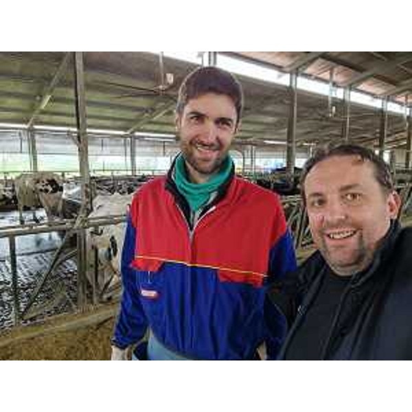 Il consigliere di Progetto Fvg/Ar, Edy Morandini (a destra) con Nicola Cecutti nell'allevamento di Povoletto - Il consigliere di Progetto Fvg/Ar, Edy Morandini (a destra) con Nicola Cecutti nell'allevamento di Povoletto