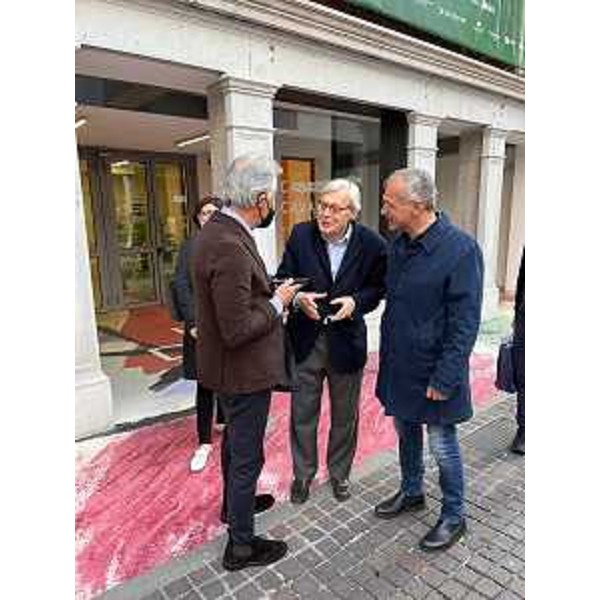 Il presidente del Cr Fvg, Piero Mauro Zanin (a dx), con il critico d'arte e deputato Vittorio Sgarbi davanti a Casa Cavazzini - Il presidente del Cr Fvg, Piero Mauro Zanin (a dx), con il critico d'arte e deputato Vittorio Sgarbi davanti a Casa Cavazzini