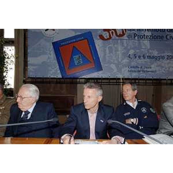 Riccardo Illy (Presidente Friuli Venezia Giulia - ARC) con l'on. Giulio Zamberletti e Guido Bertolaso (Direttore della Protezione Civile) in occasione dell'incontro istituzionale con cui si è conclusa la tre giorni di riflessione sul tema "30 anni di Protezione Civile: 6 maggio 1976 - 6 maggio 2006" (Udine, 06/05/06)