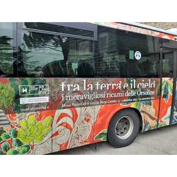 Il bus dedicato alla mostra "Tra terra e cielo: i meravilgiosi ricami delle Orsoline" - Il bus dedicato alla mostra "Tra terra e cielo: i meravilgiosi ricami delle Orsoline"