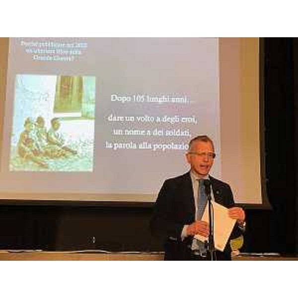 L'intervento del presidente del Cr Fvg, Piero Mauro Zanin, durante la presentazione del libro - L'intervento del presidente del Cr Fvg, Piero Mauro Zanin, durante la presentazione del libro