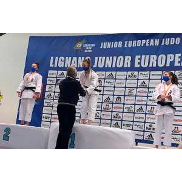 Il presidente del Cr Fvg, Piero Mauro Zanin, mentre premia Giulia Giorgi, prima classificata, categoria 48 kg U21 - Il presidente del Cr Fvg, Piero Mauro Zanin, mentre premia Giulia Giorgi, prima classificata, categoria 48 kg U21