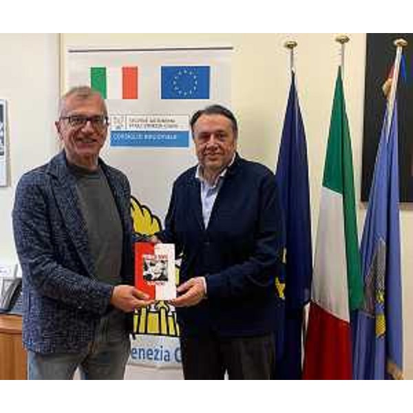 Il presidente del Consiglio regionale, Piero Mauro Zanin, insieme all'autore del libro, Enzo Cattaruzzi - Il presidente del Consiglio regionale, Piero Mauro Zanin, insieme all'autore del libro, Enzo Cattaruzzi