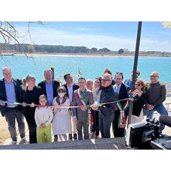 Un momento dell'inaugurazione del passo barca con il presidente del Consiglio regionale, Piero Mauro Zanin (primo da destra) - Un momento dell'inaugurazione del passo barca con il presidente del Consiglio regionale, Piero Mauro Zanin (primo da destra)