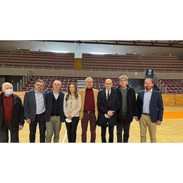 Il presidente del Cr Fvg, Piero Mauro Zanin, e la consigliera Maddalena Spagnolo sul parquet di Latisana - Il presidente del Cr Fvg, Piero Mauro Zanin, e la consigliera Maddalena Spagnolo sul parquet di Latisana