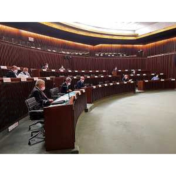 I capigruppo riuniti nell'aula consiliare - I capigruppo riuniti nell'aula consiliare