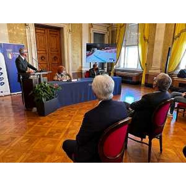 Il presidente del Cr Fvg, Piero Mauro Zanin, segue il video che ha introdotto la cerimonia - Il presidente del Cr Fvg, Piero Mauro Zanin, segue il video che ha introdotto la cerimonia