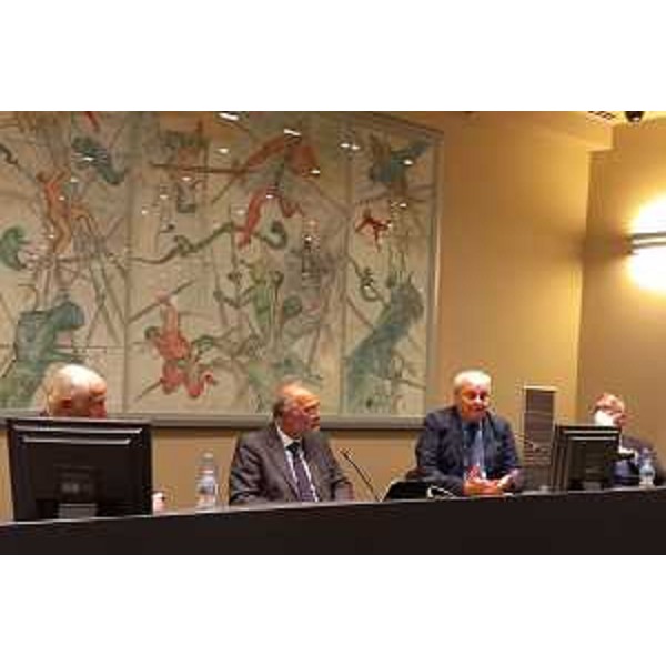 Un momento del convegno in sala Tessitori: da destra Piero Mauro Zanin, Roberto Antonione, Giorgio Perini e Vincenzo Camporini - Un momento del convegno in sala Tessitori: da destra Piero Mauro Zanin, Roberto Antonione, Giorgio Perini e Vincenzo Camporini