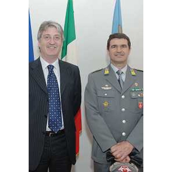Renzo Tondo (Presidente Friuli Venezia Giulia) e Gianluigi Miglioli (Generale comandante regionale FVG Guardia di Finanza) nella sede della Regione a Trieste. (Trieste 12/05/08) 
