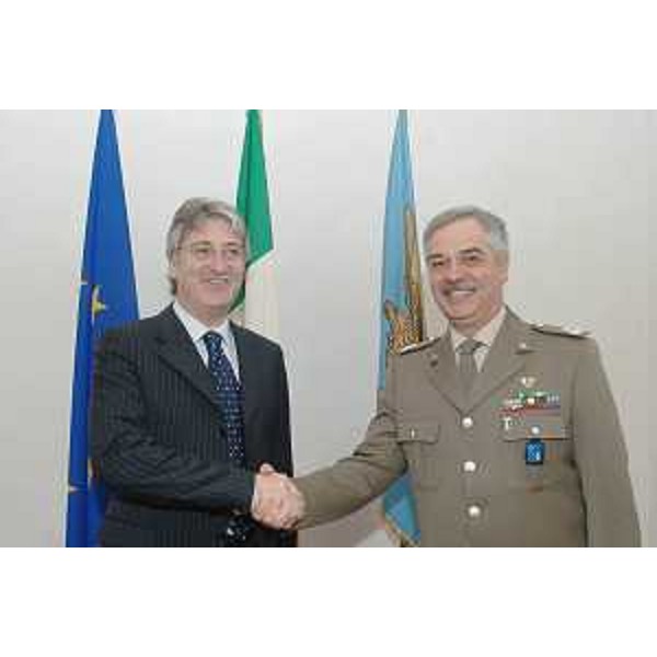 Renzo Tondo (Presidente Friuli Venezia Giulia) e Andrea Caso (Generale comandante militare FVG) nella sede della Regione a Trieste. (Trieste 12/05/08) 