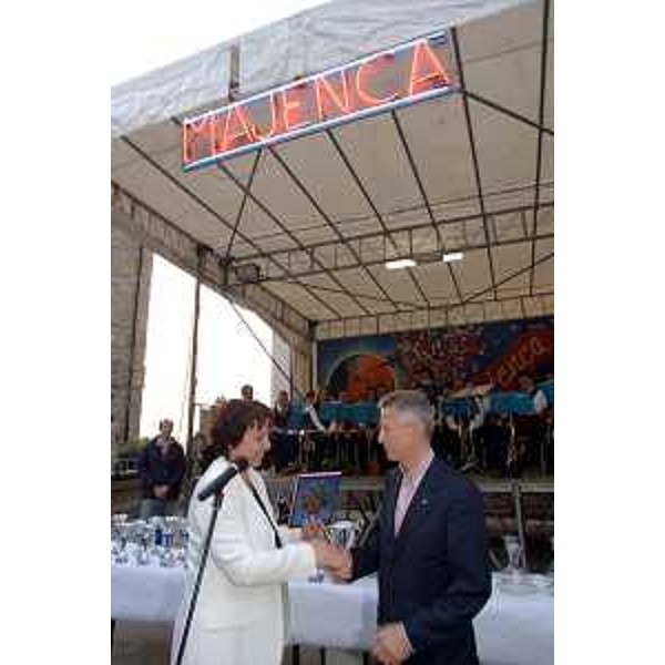 Riccardo Illy (Presidente Regione Friuli Venezia Giulia) con Fulvia Premolin (Sindaco di San Dorligo della Valle) alla Majenca (festa di primavera e della rinascita della natura) in occasione dell'inaugurazione della 50ma mostra comunale dei vini e alla nona mostra dell'olio d'oliva (S. Dorligo della Vale, 06/05/06)