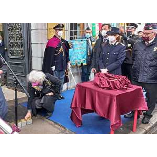 La posa di una delle pietre d'inciampo in via Treppo, a Udine - La posa di una delle pietre d'inciampo in via Treppo, a Udine
