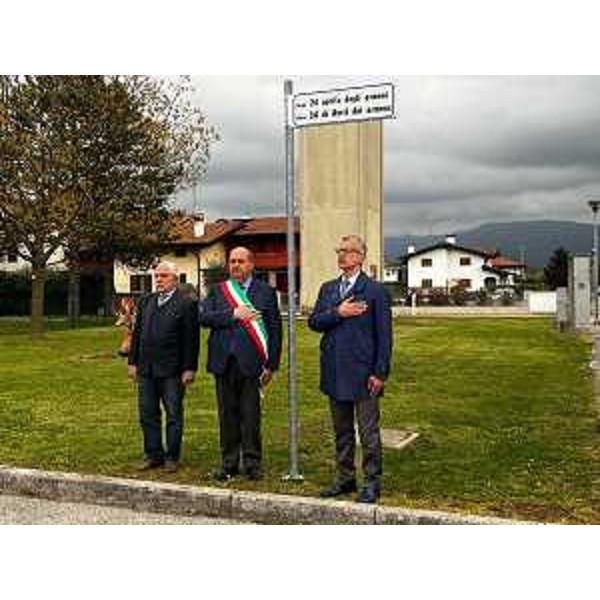 Il presidente del Cr Fvg, Piero Mauro Zanin, insieme al sindaco di Povoletto, Giuliano Castenetto, e al presidente Daniel Temresian durante l'esecuzione degli inni - Il presidente del Cr Fvg, Piero Mauro Zanin, insieme al sindaco di Povoletto, Giuliano Castenetto, e al presidente Daniel Temresian durante l'esecuzione degli inni