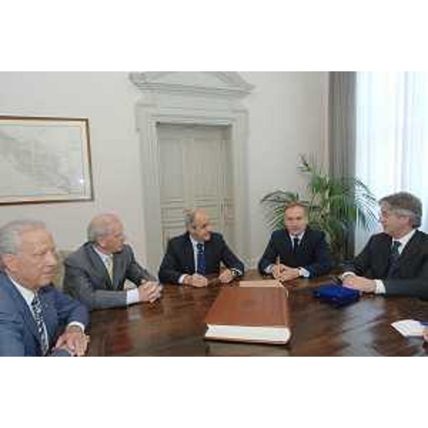 Renzo Tondo (Presidente Friuli Venezia Giulia) incontra Gianni Petrucci (Presidente CONI) nella sede della Regione a Trieste. (Trieste 15/05/08)