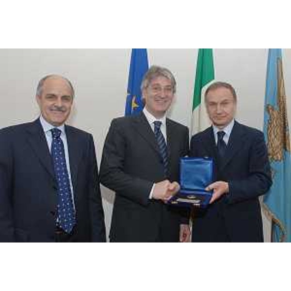 Renzo Tondo (Presidente Friuli Venezia Giulia), Gianni Petrucci (Presidente CONI) e Renato Di Rocco (Presidente Federciclismo) nella sede della Regione a Trieste. (Trieste 15/05/08)