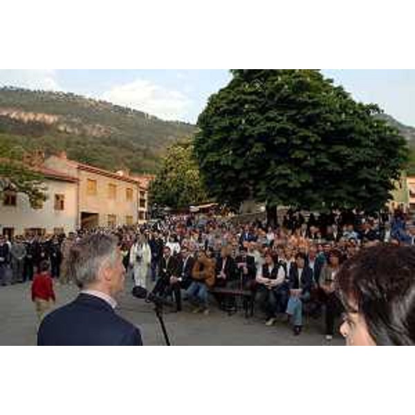 Riccardo Illy (Presidente Regione Friuli Venezia Giulia) alla Majenca (festa di primavera e della rinascita della natura) in occasione dell'inaugurazione della 50ma mostra comunale dei vini e alla nona mostra dell'olio d'oliva (S. Dorligo della Vale, 06/05/06)