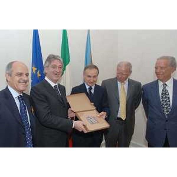 Renzo Tondo (Presidente Friuli Venezia Giulia), Gianni Petrucci (Presidente CONI), Renato Di Rocco (Presidente Federciclismo), Emilio Felluga (CONI) e Stelio Borri (CONI) nella sede della Regione a Trieste. (Trieste 15/05/08)