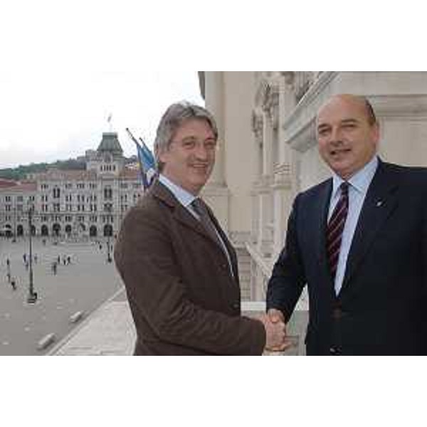 Renzo Tondo (Presidente Friuli Venezia Giulia) e Roberto Dipiazza (Sindaco Trieste) su un balcone del palazzo di piazza Unità sede della Regione a Trieste. (Trieste 19/05/08)
