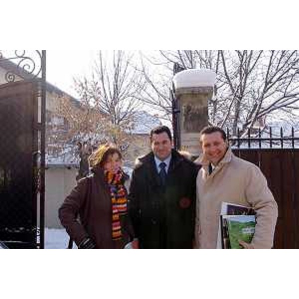 Gli assessori regionali alle Risorse Agricole e Naturali, Enzo Marsilio, e per le Relazioni Internazionali, Franco Iacop, alla scuola materna "Fantasy" di Belgrado. (Belgrado 01/03/05)