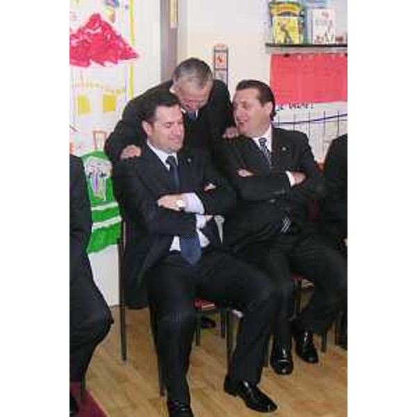 Gli assessori regionali alle Risorse Agricole e Naturali, Enzo Marsilio, e per le Relazioni Internazionali, Franco Iacop, alla scuola materna "Fantasy" di Belgrado. (Belgrado 01/03/05)