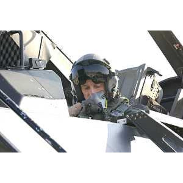 Riccardo Illy (Presidente Friuli Venezia Giulia) in visita alla Base aerea di Aviano pronto a compiere un volo su un F16 del 555° Squadrone. (Aviano 21/01/04)