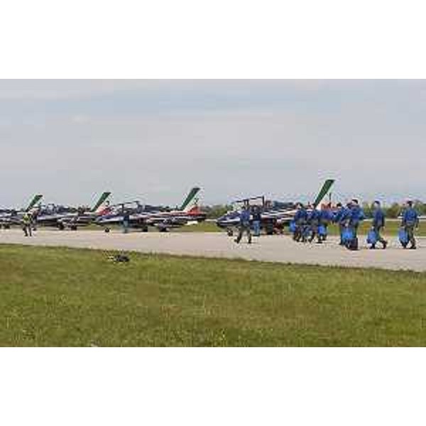 I piloti della Pan si apprestano a salire sui loro MB339 - I piloti della Pan si apprestano a salire sui loro MB339