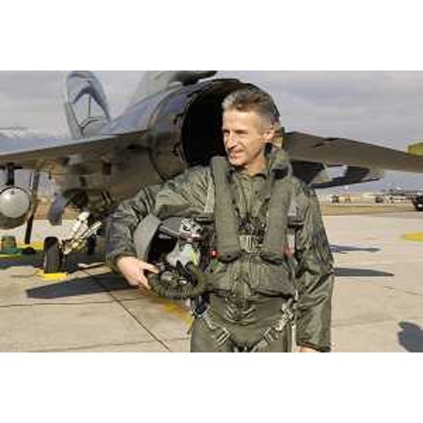 Riccardo Illy (Presidente Friuli Venezia Giulia) in visita alla Base aerea di Aviano pronto a compiere un volo su un F16 del 555° Squadrone. (Aviano 21/01/04) 