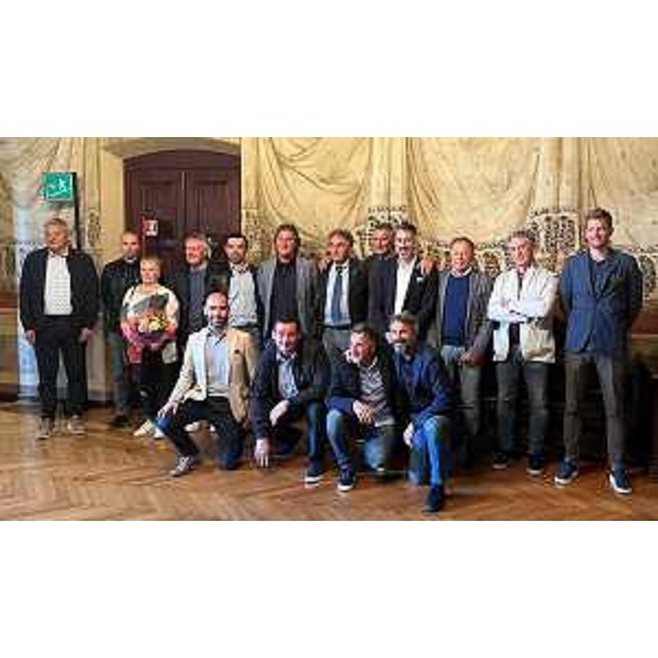 La foto di gruppo degli allenatori premiati a Udine - La foto di gruppo degli allenatori premiati a Udine
