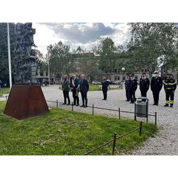 Deposizione di un mazzo di fiori a Gorizia in memoria dei giornalisti morti in guerra - Deposizione di un mazzo di fiori a Gorizia in memoria dei giornalisti morti in guerra