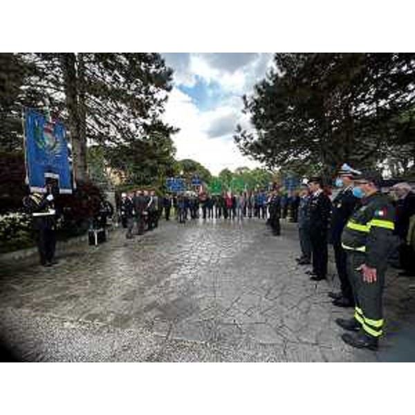 La deposizone della corona d'alloro, culmine della cerimonia in memoria dei deportati goriziani in Jugoslavia - La deposizone della corona d'alloro, culmine della cerimonia in memoria dei deportati goriziani in Jugoslavia