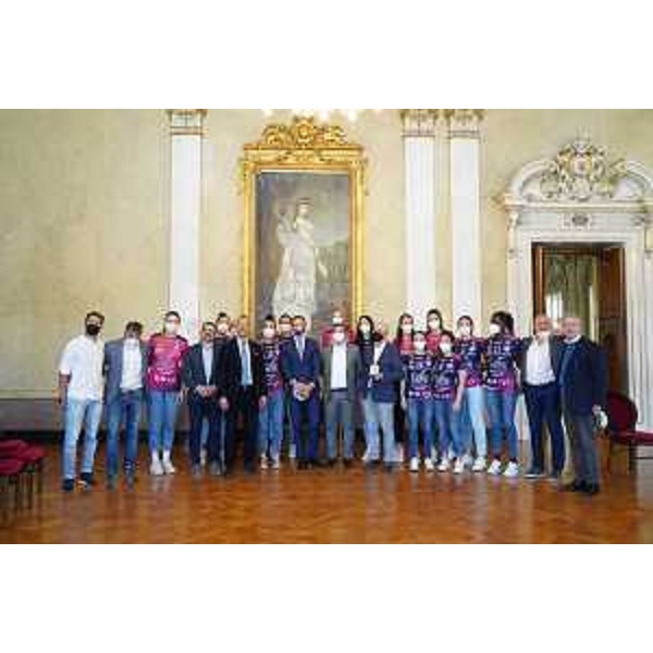 Foto di gruppo per autorità, squadra e dirigenza della Cda Volley Talmassons - Foto di gruppo per autorità, squadra e dirigenza della Cda Volley Talmassons