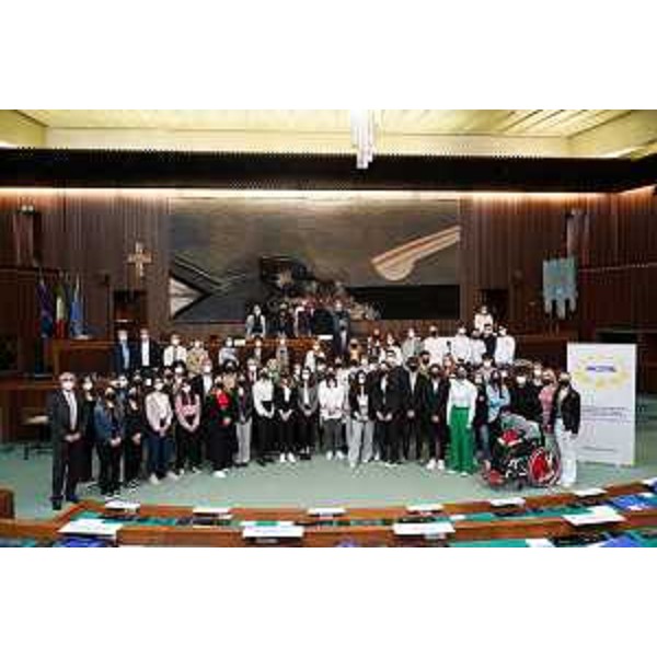Foto di gruppo con studenti e insegnanti delle scuole superiori coinvolte nel concorso "L'Europa che vorrei: a 80 anni dal Manifesto di Ventotene" - Foto di gruppo con studenti e insegnanti delle scuole superiori coinvolte nel concorso "L'Europa che vorrei: a 80 anni dal Manifesto di Ventotene" 