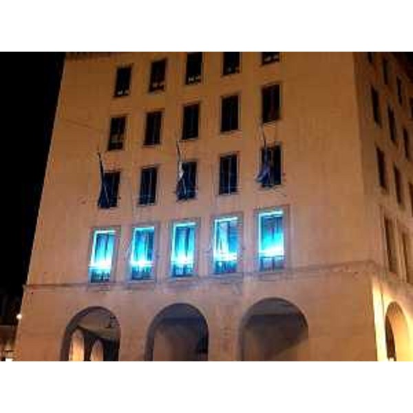 Luci blui illuminano la facciata del Palazzo sede del Consiglio regionale - Luci blui illuminano la facciata del Palazzo sede del Consiglio regionale