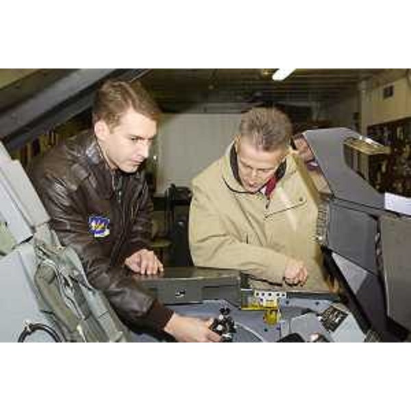 Riccardo Illy (Presidente Friuli Venezia Giulia) in visita alla Base aerea di Aviano. (Aviano 21/01/04) 