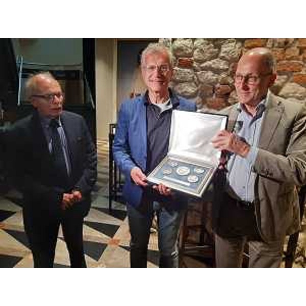 La consegna delle medaglie raffigurative i territori del Fvg da parte della presidenza del Consiglio regionale al direttore dell'Iic di Cracovia, Rufino - La consegna delle medaglie raffigurative i territori del Fvg da parte della presidenza del Consiglio regionale al direttore dell'Iic di Cracovia, Rufino