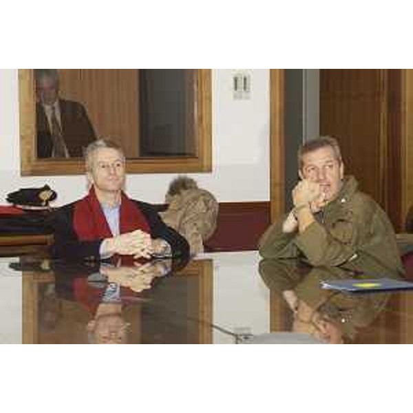 Riccardo Illy (Presidente Friuli Venezia Giulia) in visita alla Base aerea di Aviano con il Comandante colonnello Rosario Scarpolini. (Aviano 21/01/04)