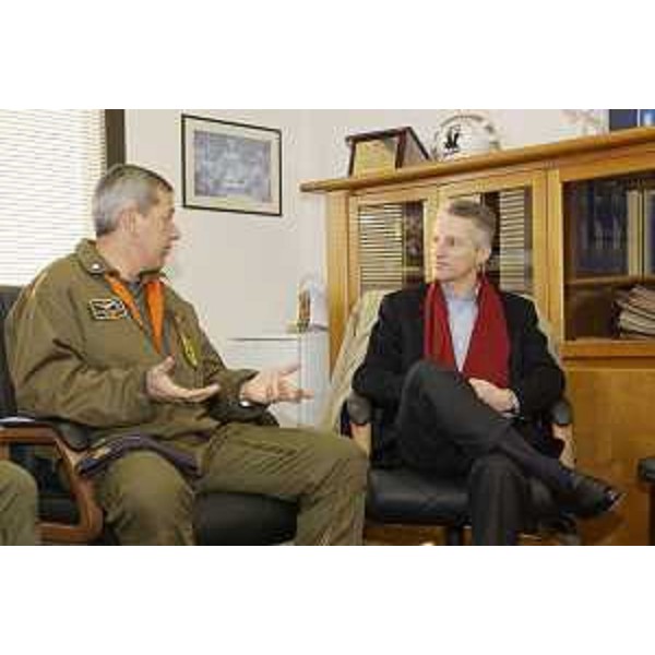 Riccardo Illy (Presidente Friuli Venezia Giulia) in visita alla Base aerea di Aviano con il Comandante colonnello Rosario Scarpolini. (Aviano 21/01/04)