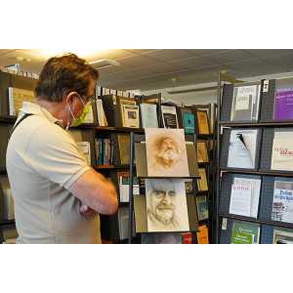 Alcuni dei ritratti esposti nella biblioteca Paladin del Cr Fvg - Alcuni dei ritratti esposti nella biblioteca Paladin del Cr Fvg