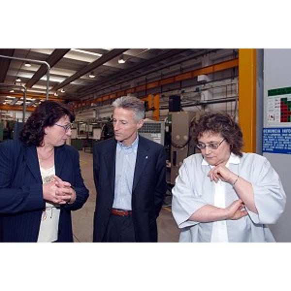 Riccardo Illy con le rappresentanti delle RSU della Automotive Lighiting di Tolmezzo (Renata Tomat della CGIL e Augusta Paolini della CISL) (Tolmezzo, 22/05/06)