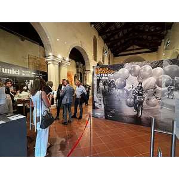 La mostra fotografica "Danilo De Marco - Un tempo in Cina" nella chiesa di San Lorenzo - La mostra fotografica "Danilo De Marco - Un tempo in Cina" nella chiesa di San Lorenzo