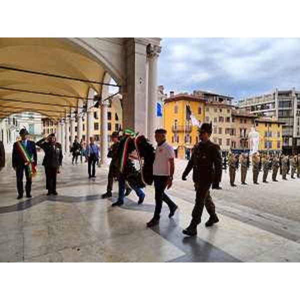 Un momento della cerimonia dell'Alzabandiera a Udine - Un momento della cerimonia dell'Alzabandiera a Udine