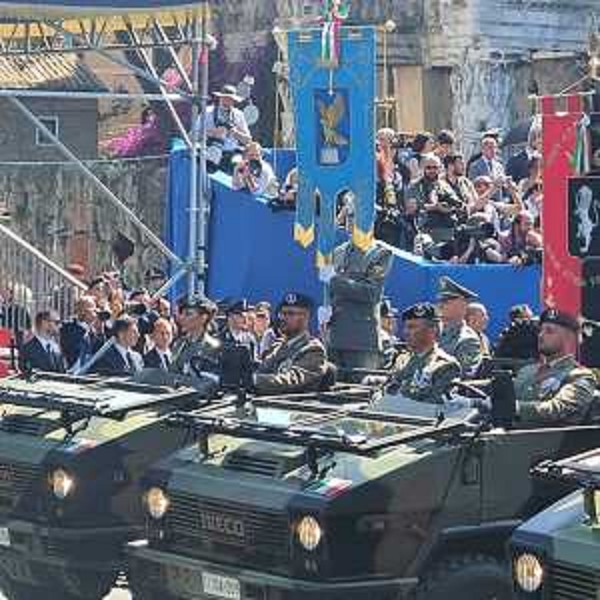 Il gonfalone del Friuli Venezia Giulia durante la parata di oggi a Roma - Il gonfalone del Friuli Venezia Giulia durante la parata di oggi a Roma