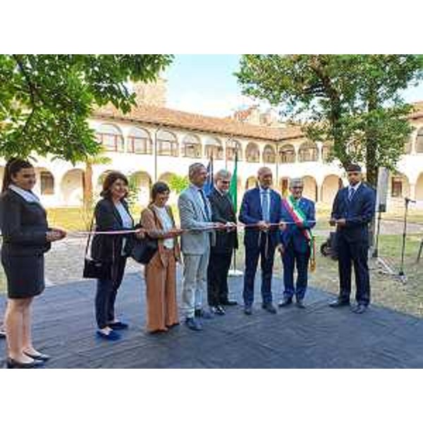Il taglio del nastro nel chiostro della nuova sede della Prefettura, in via Pracchiuso a Udine - Il taglio del nastro nel chiostro della nuova sede della Prefettura, in via Pracchiuso a Udine